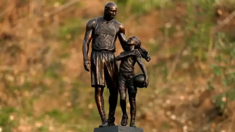 Kobe Bryant ve kızı Gianna'nın hayatlarını kaybettiği yere heykelleri dikildi