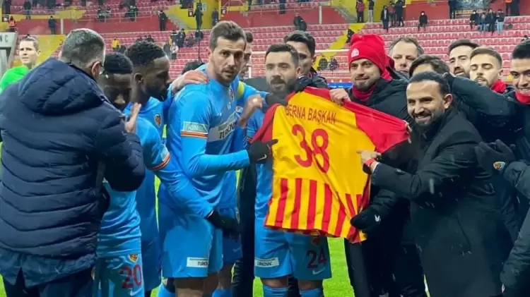 Kayserispor futbolculardan Berna Gözbaşı'na geçmiş olsun hediyesi