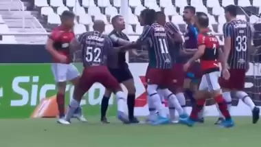 Eski Galatasaraylı Melo ve eski Fenerbahçeli Diego Ribas birbirine girdi