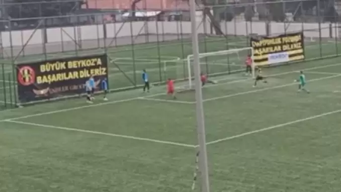 VİDEO - Amatör maçta ilginç olay: Top toplayıcı çocuk golü kurtardı!