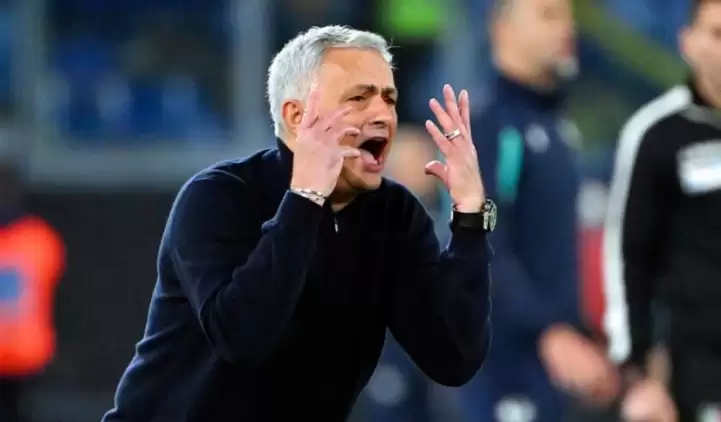 Topu stadın dışına atan Jose Mourinho kırmızı kart gördü