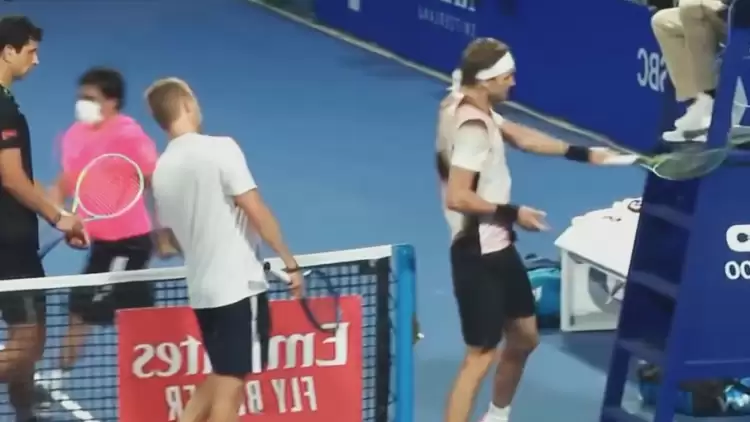 Teniste dünya 3 numarası Zverev raketle hakeme saldırdı! İşte aldığı ceza…