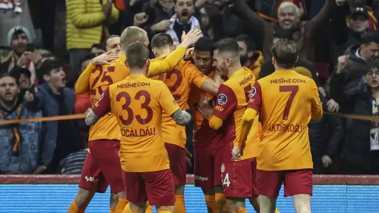 Galatasaray Taraftarı Devre Arasında Takımı Tribüne Çağırdı