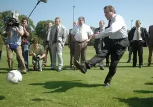 Almanya’da eski başbakana büyük şok!