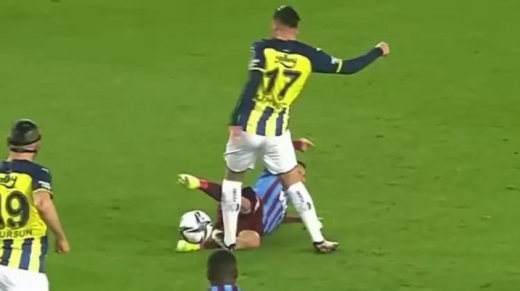İrfan Can Kahveci Fenerbahçe kariyerinin ilk kırmızı kartını gördü
