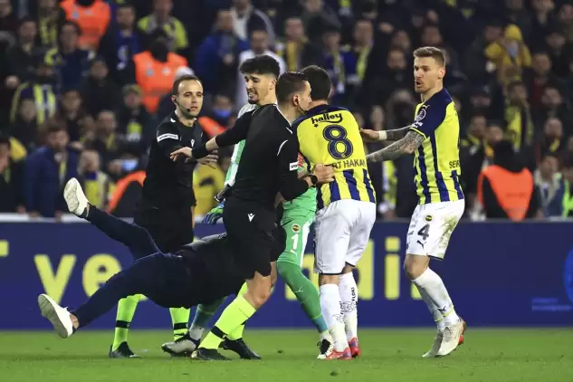 Fenerbahçe-Trabzonspor Maçında Bir Taraftardan Hakeme Saldırı Girişimi