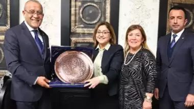 Hakem kıyımının üzerine afiyetle yemek yediler!