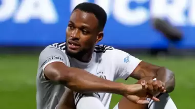 Cyle Larin'e büyük şok! Elindekinden de oldu...