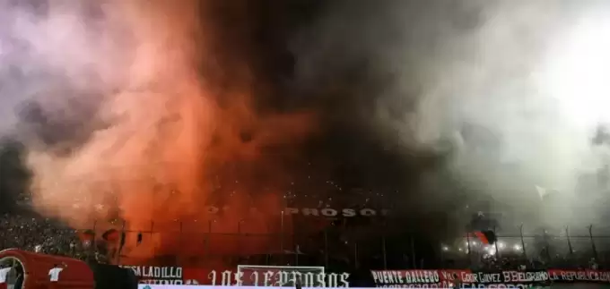 VİDEO - Derbide sahaya el bombası atıldı