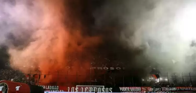Rosario Central ve Newell's Old Boys maçında sahaya el bombası atıldı