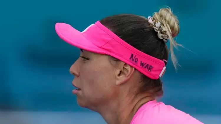 Rus Tenisçi Vera Zvonareva "Savaşa Hayır" Yazılı Şapkasıyla Maça Çıktı