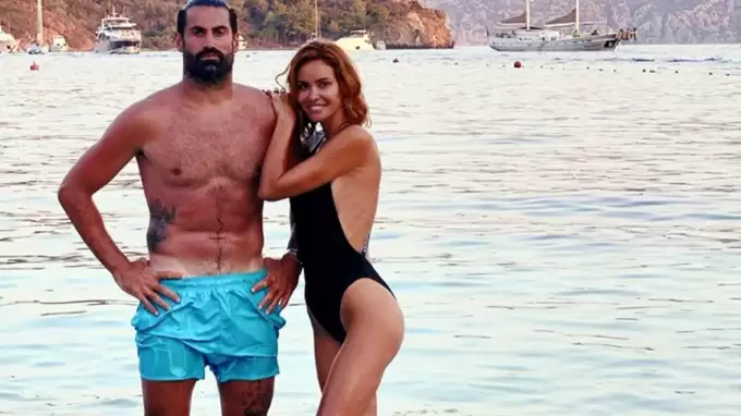 Volkan Demirel'in eşi dekoltesiyle ortalığı kasıp kavurdu