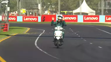 VİDEO - Yolda kalan F1 pilotu, piste scooter ile girdi!