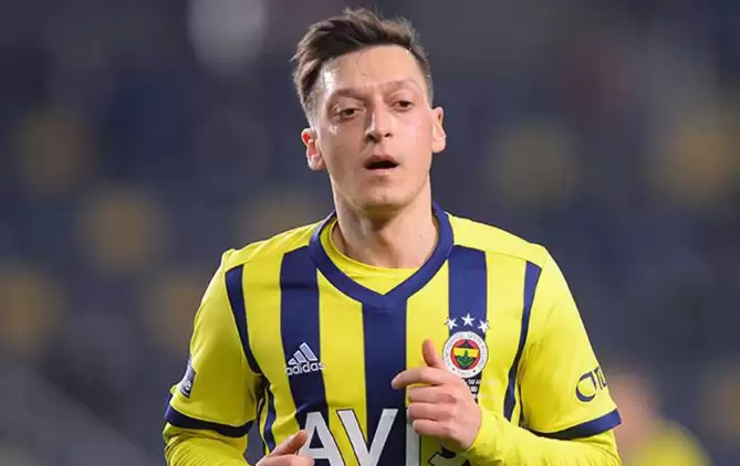 Fenerbahçe'de Mesut Özil oynamasa da derbi maçta kazandırdı