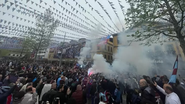 Trabzonspor'da taraftarlar şampiyonluğu kutlamak için Kent Meydanı’nda