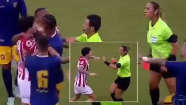VİDEO - Kırmızı kart görünce kadın hakemin üzerine yürüdü! Saha karıştı...