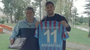 Bakasetas, kutlamalarda çorabını alan taraftarla buluştu