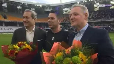 85 gün sonra maç yöneten Fırat Aydınus, çiçeklerle sahalara döndü