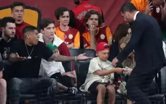 Patrick van Aanholt çıldırdı, araya Arda Turan girdi!