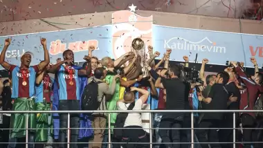  "Ayağa kalkın şampiyon Trabzonspor'u alkışlayın"