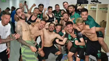 Kümede kalma şarkısı: Gel beraber Mesut olalım!