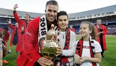Van Persie'nin oğlu babasının izinde! 3 yıllık imzayı attı