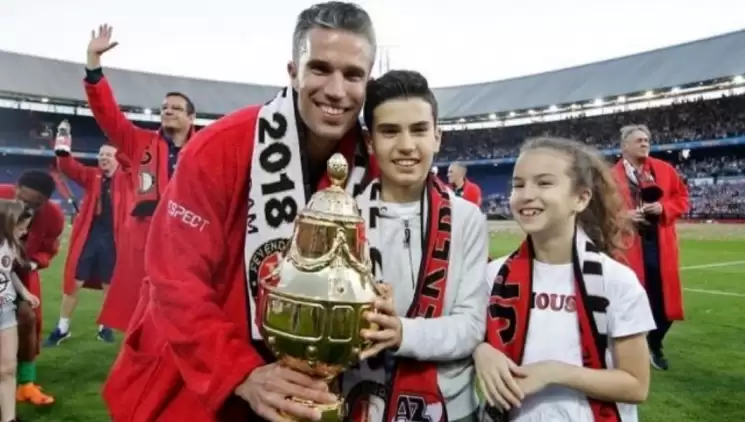 Robin van Persie'nin oğlu babasının izinde! 3 yıllık imzayı attı