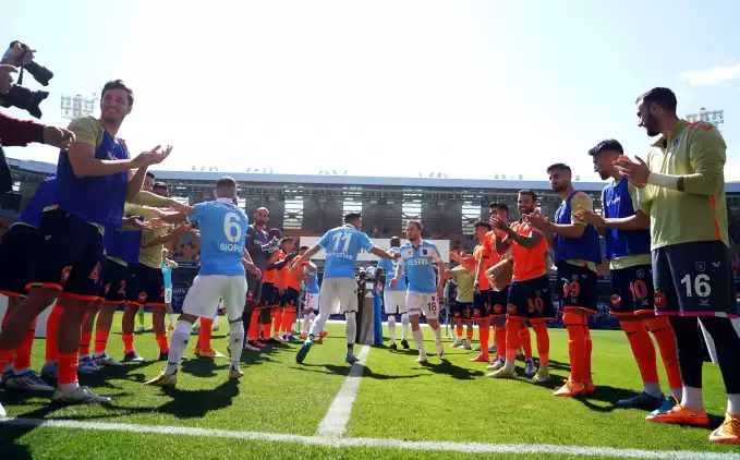 Medipol Başakşehirli futbolcular Trabzonspor'u alkışlarla karşıladı 