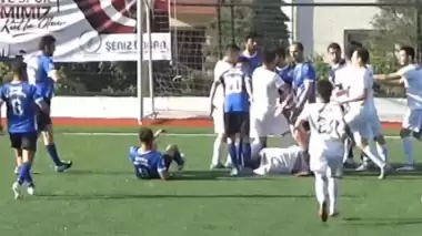 VİDEO | Saha bir anda ringe dönüştü! Tekme tokat birbirlerine girdiler...