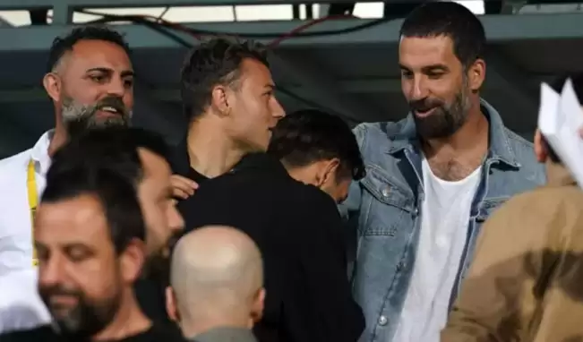 Yıldızlar o maçı izledi! Arda ile İrfan Can arasında ilginç an...