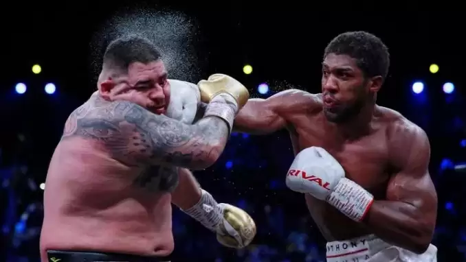 Dünyaca ünlü boksör, öğrencilerin evini bastı! "Çenenizi kırarım!"