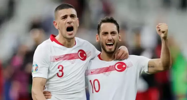 Merih Demiral ve Hakan Çalhanoğlu, Manchester United'a transfer oluyor