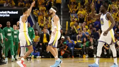 Stephen Curry coştu, Golden State seriyi eşitledi!