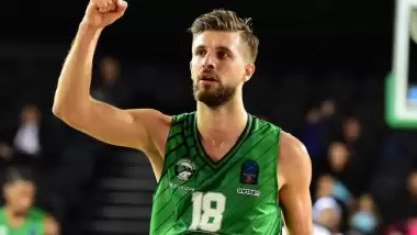 Milli oyuncu elinden ameliyat oldu