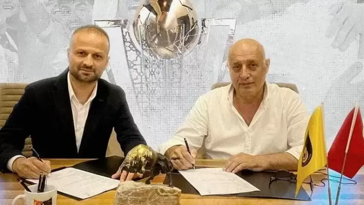 İstanbulspor Osman Zeki Korkmaz ile sözleşme yeniledi 