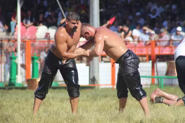 Cengizhan Şimşek ve Mustafa Taş Kırkpınar Yağlı Güreşleri'nde Finale Yükseldi