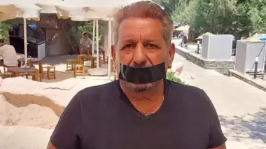 Erman Toroğlu'ndan Şenol Güneş'e protesto: Ağzını bantladı