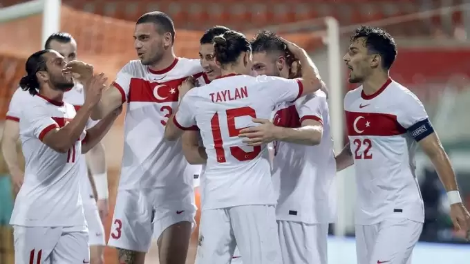 Milli oyuncunun menajeri Nef Stadyumu'na geldi Beşiktaşlı ismi etiketledi