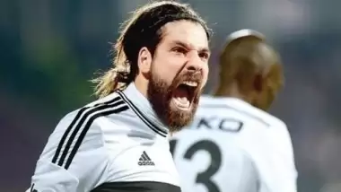 Futbolu bırakmıştı geri döndü!