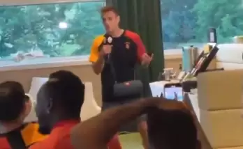 VİDEO | Galatasaraylı futbolcu rap performansıyla coşturdu!