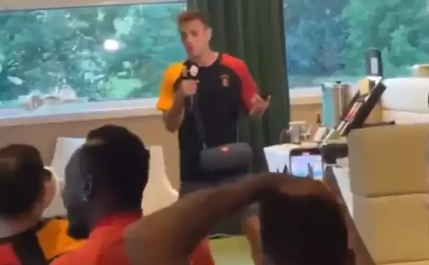 VİDEO | Galatasaraylı futbolcu rap performansıyla coşturdu!