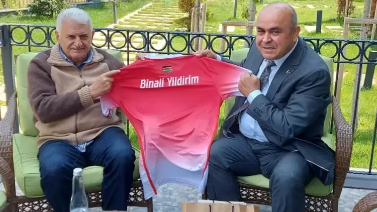 Engin Fırat'tan Binali Yıldırım'a Forma Hediyesi