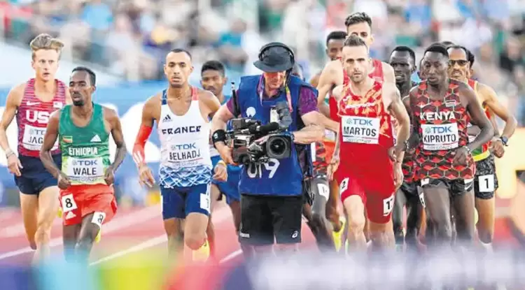 Dünya Atletizm Şampiyonası'nde inanılmaz olay! Kameraman piste daldı