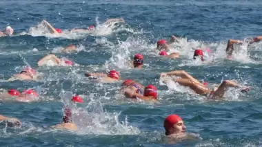 İzmit Körfezi'nde 2 bin 622 metre kulaç attılar