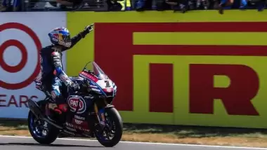 Milli motosikletçi Toprak Razgatlıoğlu, Çekya'da birinci oldu