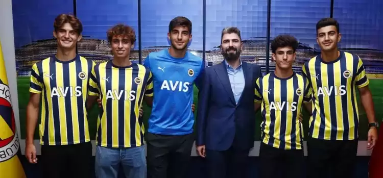 Fenerbahçe 5 genç oyuncusuyla profesyonel sözleşme imzaladı