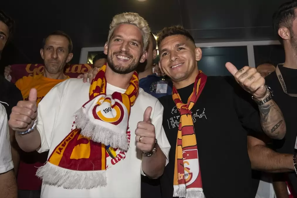 ajansspor: Galatasaray'ın transferleri Lucas Torreira ve Dries Mertens, İstanbul'a geldi