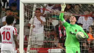 Penaltı kaçırdı, dalga geçtiler! Adriano'nun cevabı ağır oldu...