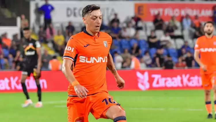 Mesut Özil Başakşehir Formasıyla İlk Kez Süper Lig Maçına Çıktı