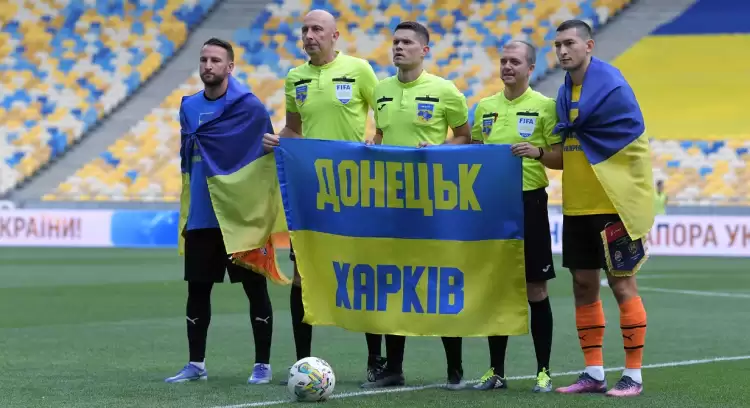 Ukrayna'da futbol savaşın gölgesinde geri döndü
